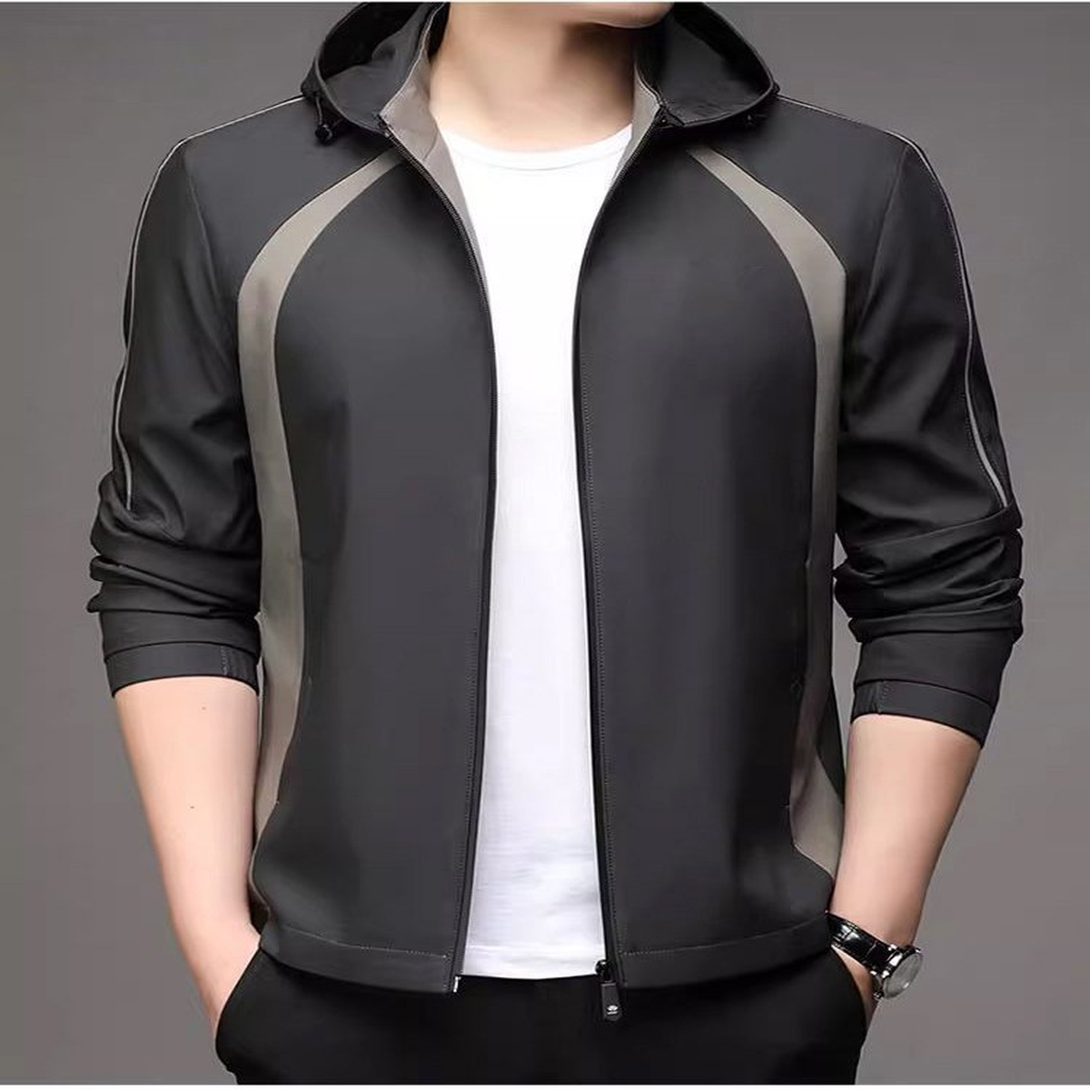 Cận cảnh mặt trước khi mặc: dáng áo gọn, phối sọc tạo điểm nhấn