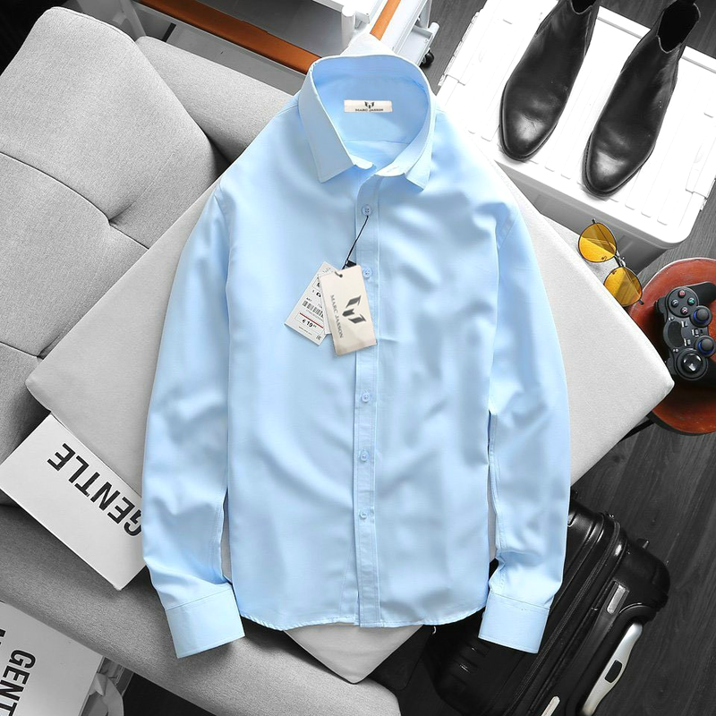 Màu xanh nhạt dễ phối cùng quần tây hoặc kaki cho phong cách công sở