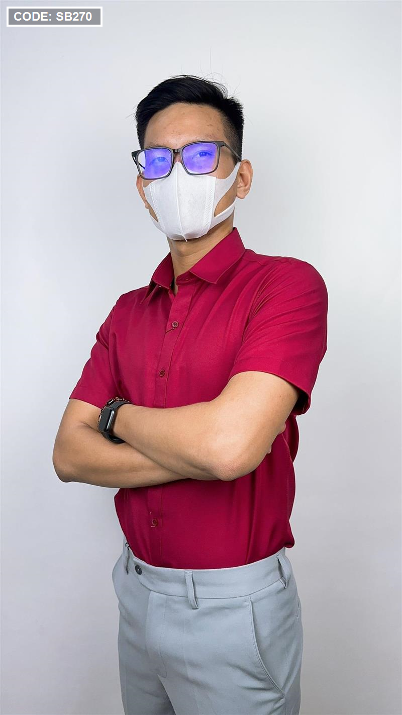 Phối cảnh mặc thực tế với dáng áo sơ mi tay ngắn trơn