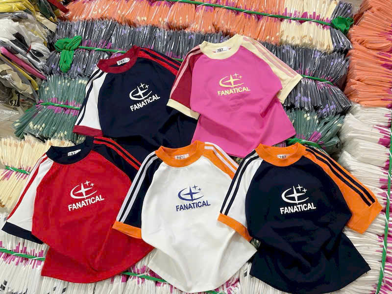 Nhiều phối màu raglan khác nhau với logo in trước ngực