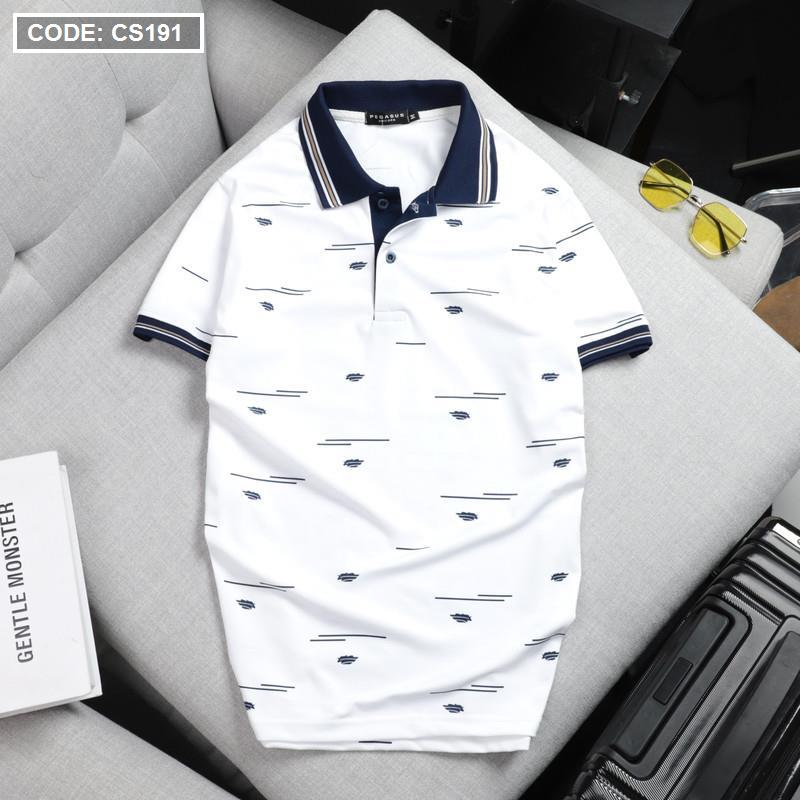 Tổng thể áo màu trắng với cổ bẻ phối viền bo và họa tiết in nhỏ