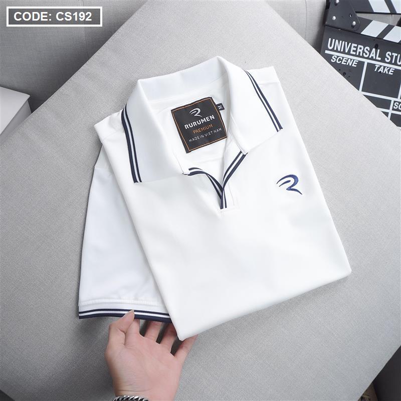 Cận cảnh viền bo cổ tay và logo chữ R