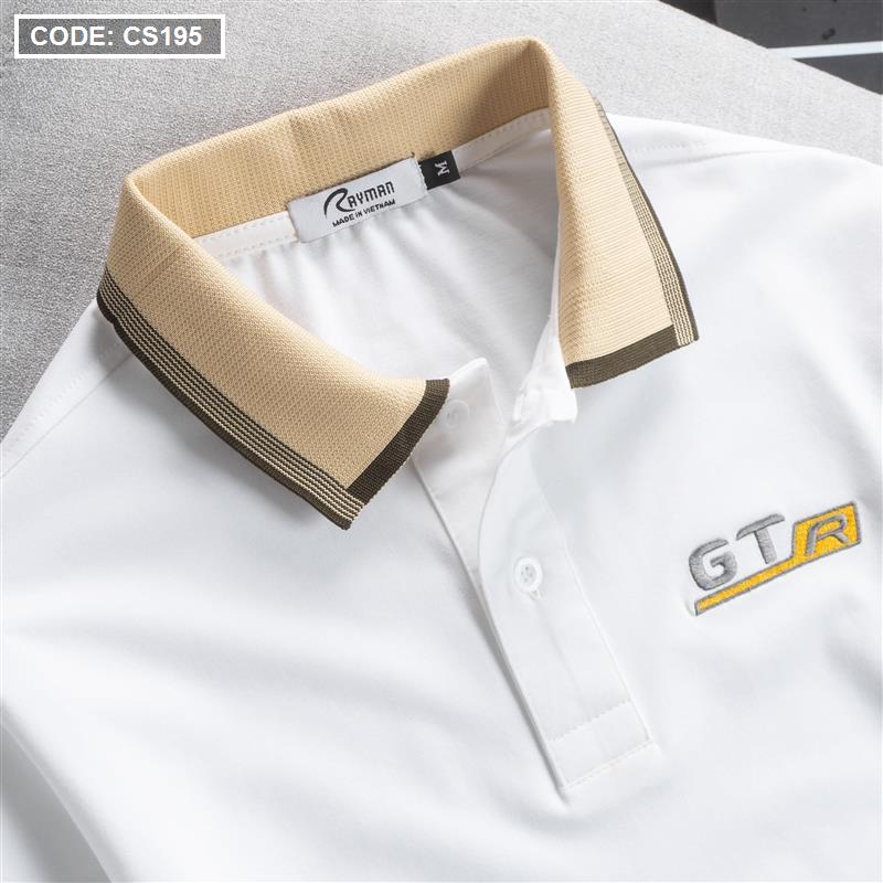 Cận cảnh cổ bẻ phối viền và logo thêu trước ngực.