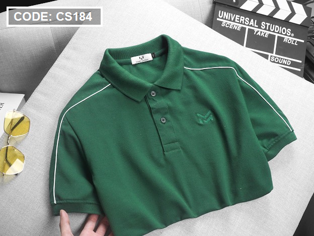 Góc nhìn cận cảnh phần cổ polo và đường viền chạy dọc vai–tay.