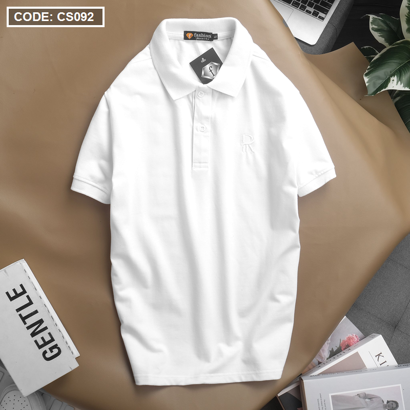 Phiên bản màu trắng với cổ bẻ và hàng cúc trước