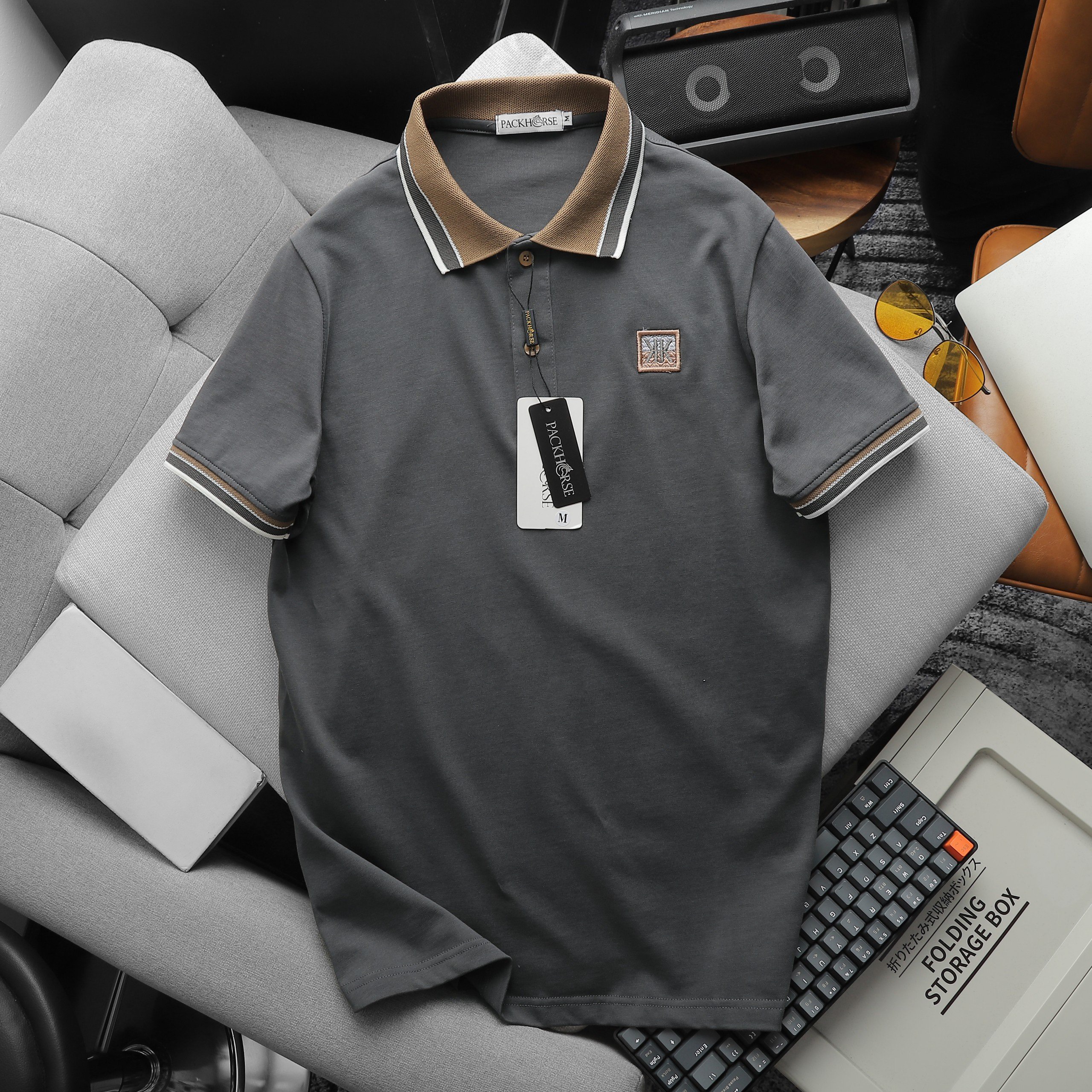 Phiên bản màu xám đậm với logo thêu ngực