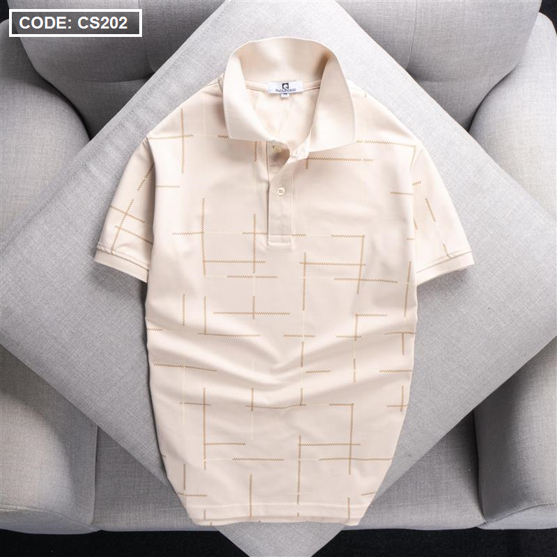 Cận cảnh một phiên bản màu kem với cổ bẻ và họa tiết kẻ sọc dạng đường nét