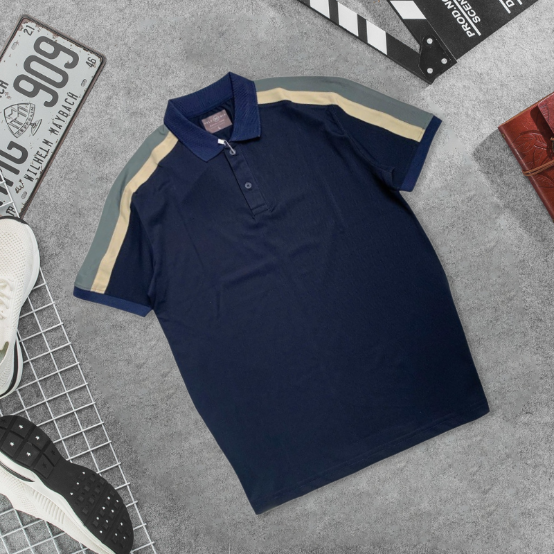 Phiên bản màu xanh navy với chi tiết phối sọc tay