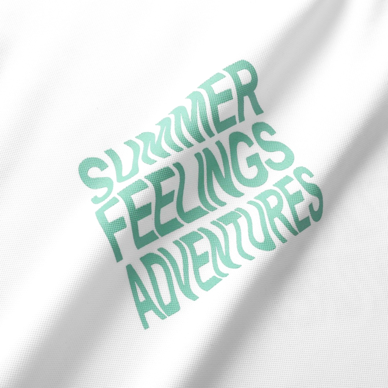 Cận cảnh họa tiết chữ “SUMMER FEELINGS ADVENTURES”