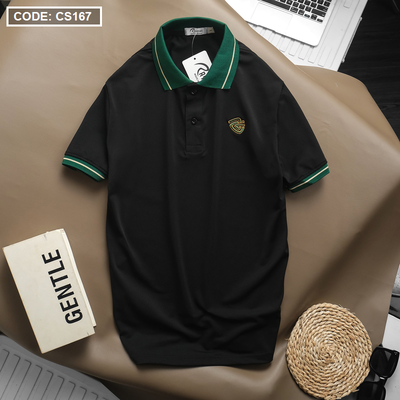 Phiên bản màu đen với cổ bẻ và logo thêu trước ngực
