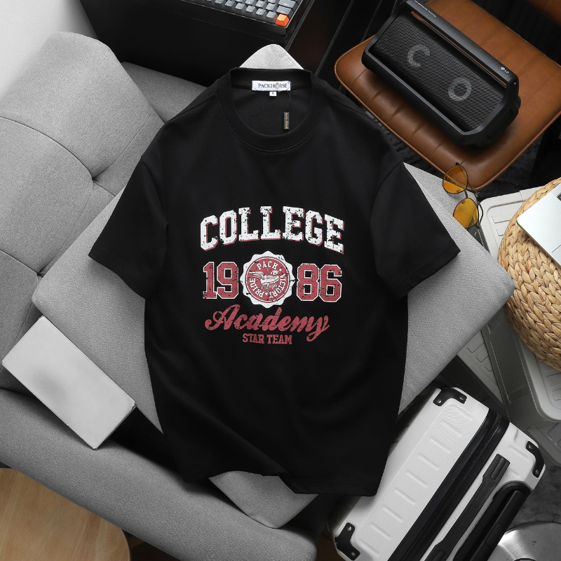 Mặt trước áo màu đen với họa tiết chữ College 1986 nổi bật