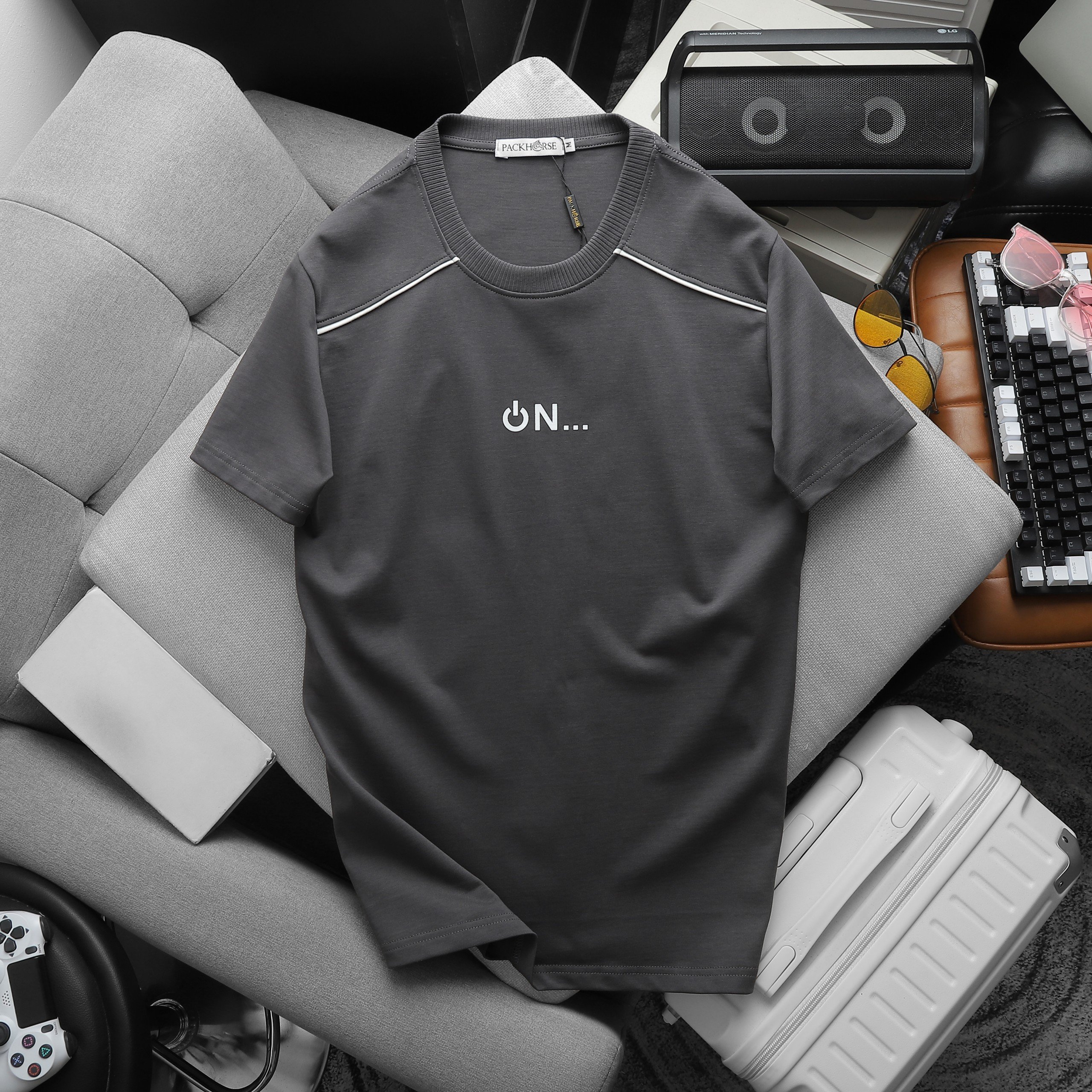 Mẫu áo màu xám đậm với logo chữ ON trước ngực và chi tiết phối vai