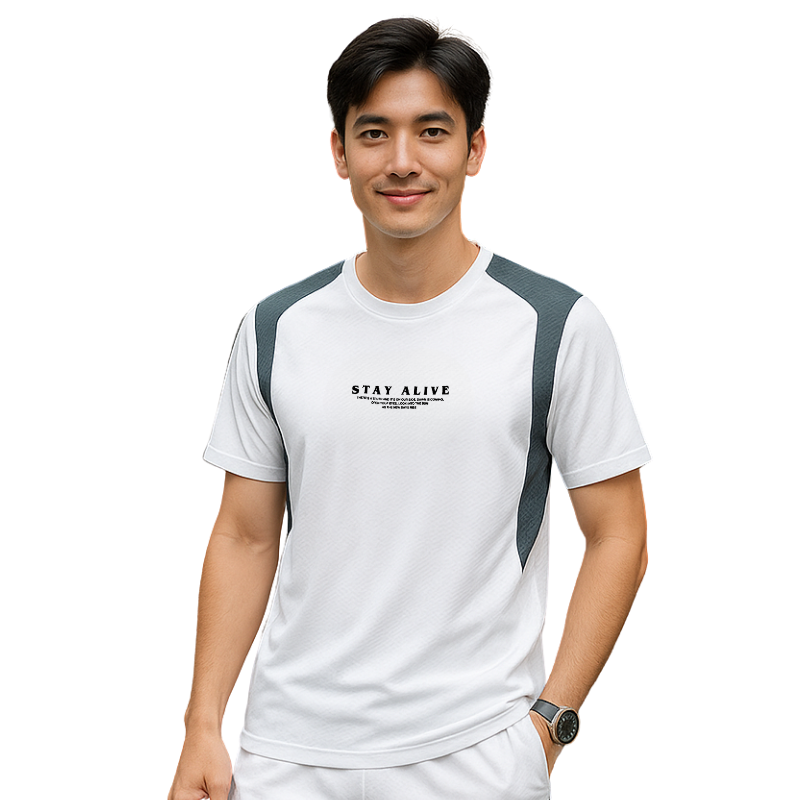 Mặt trước áo màu trắng với logo chữ ở ngực