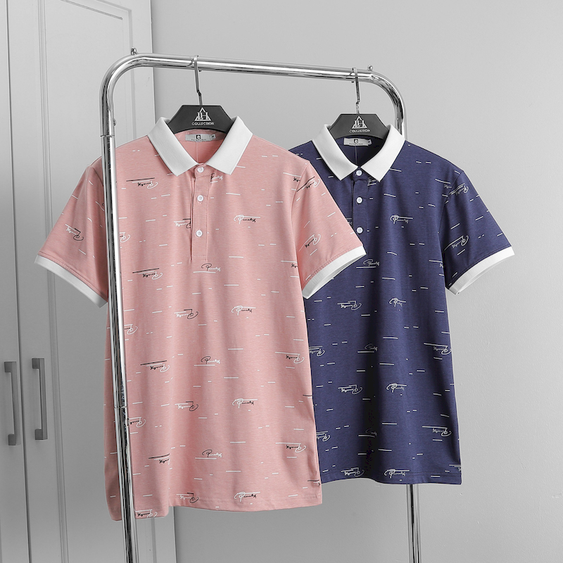 Hai màu áo treo thực tế, dễ quan sát kiểu dáng tay ngắn và cổ polo