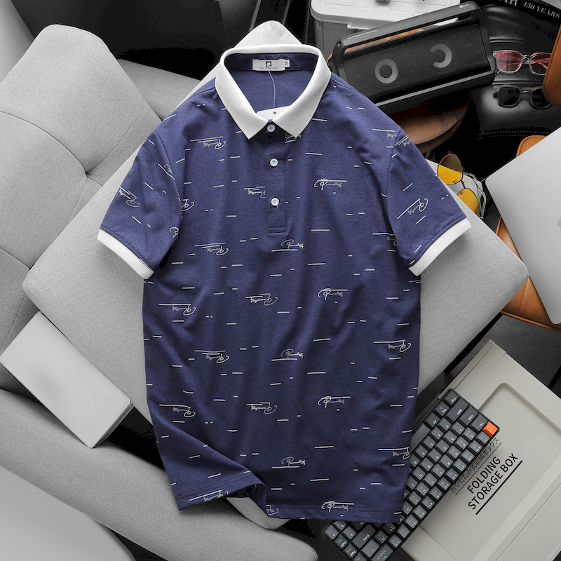 Mặt trước áo màu xanh navy với cổ bẻ phối sáng và họa tiết chữ nhuyễn