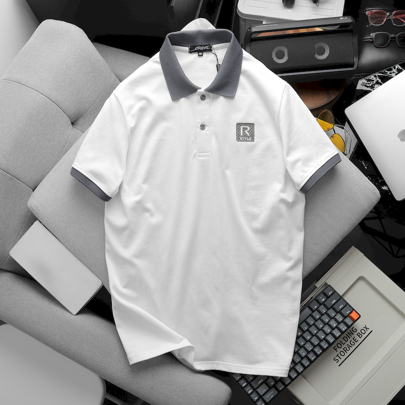 Phiên bản màu trắng, trước ngực có thêu logo R Style