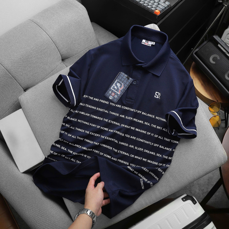Tổng thể áo màu xanh navy với logo thêu trước ngực