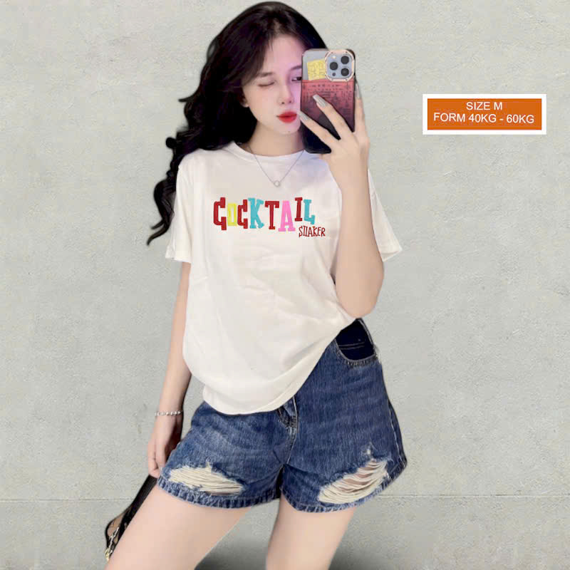 Mẫu áo cổ tròn tay ngắn mặc cùng short denim.