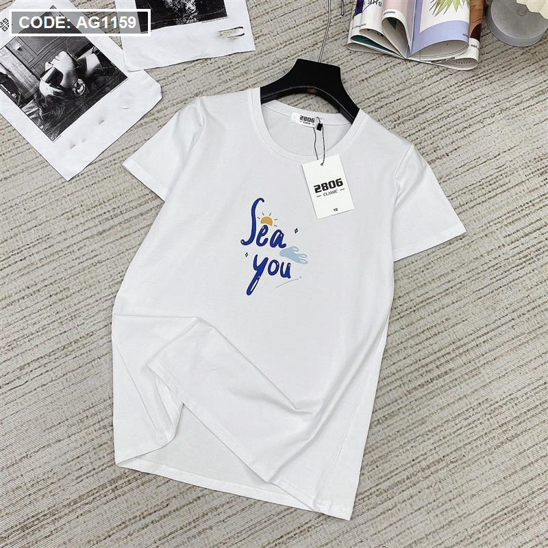 Phiên bản màu trắng với cổ tròn và tay ngắn