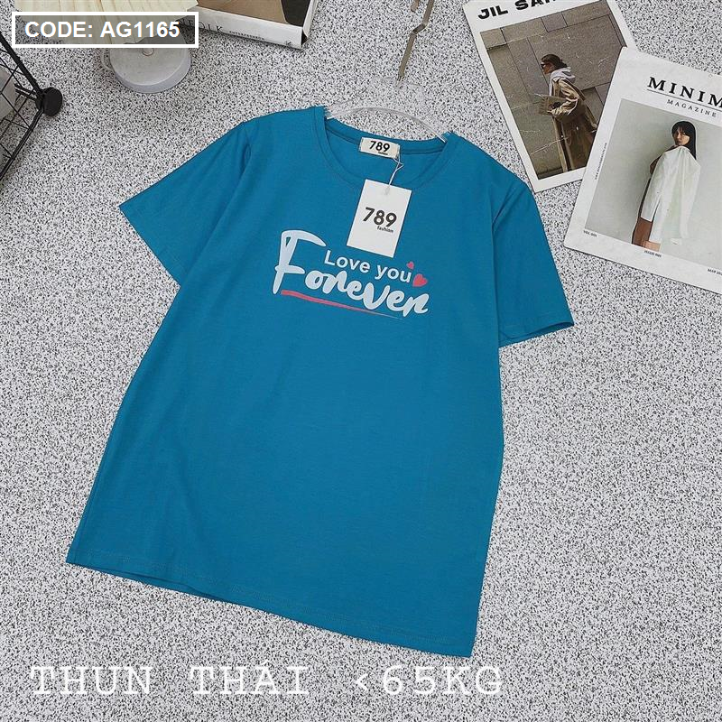 Ảnh sản phẩm màu xanh với chữ in trước ngực