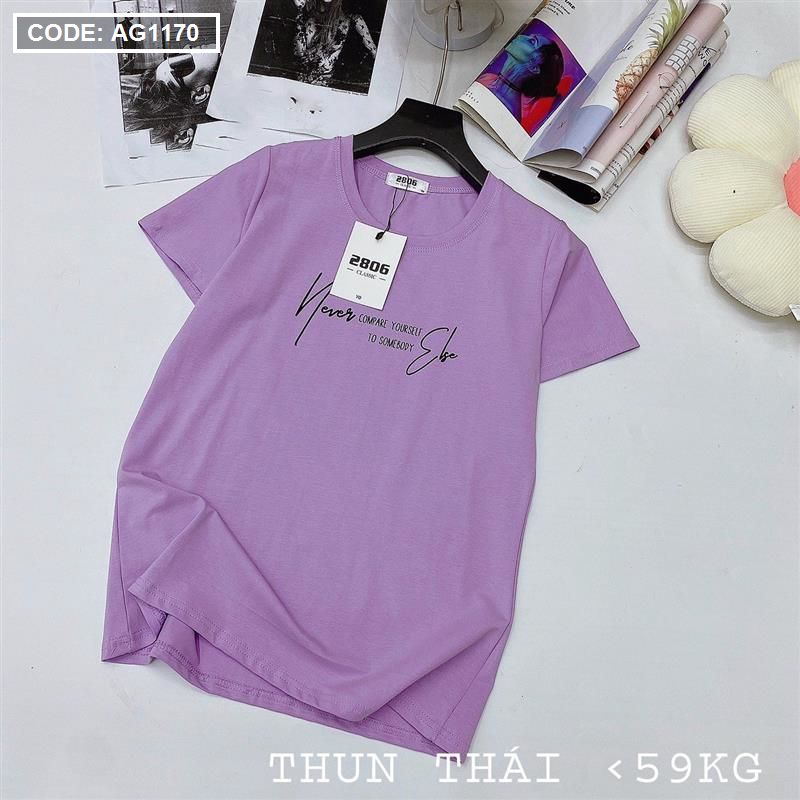 Cận cảnh phom áo cổ tròn tay ngắn và chi tiết in chữ