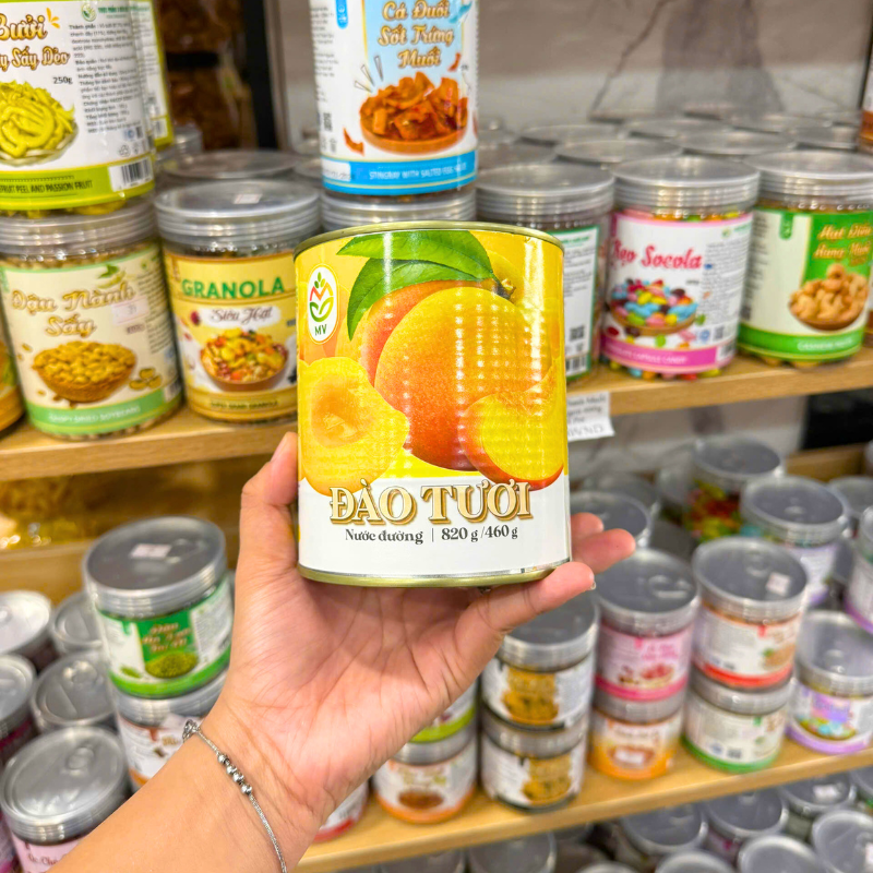 Mặt trước lon với tên sản phẩm và khối lượng 820g