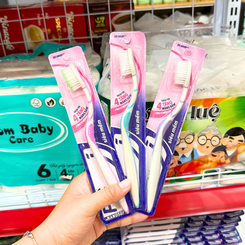 Cận cảnh kiểu dáng thân bàn chải và đầu lông chải mềm