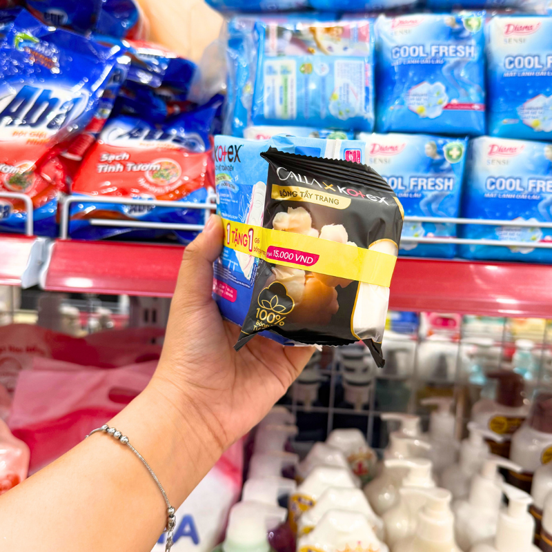 Gói bông tẩy trang đi kèm trong bộ bán