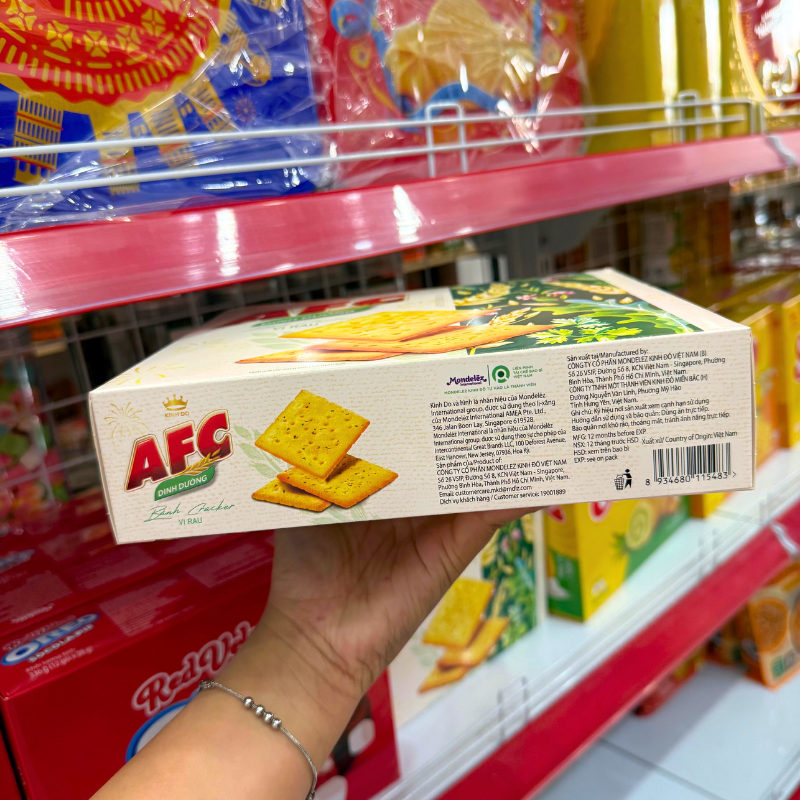 Bảng thông tin thành phần và cảnh báo dị ứng trên cạnh hộp