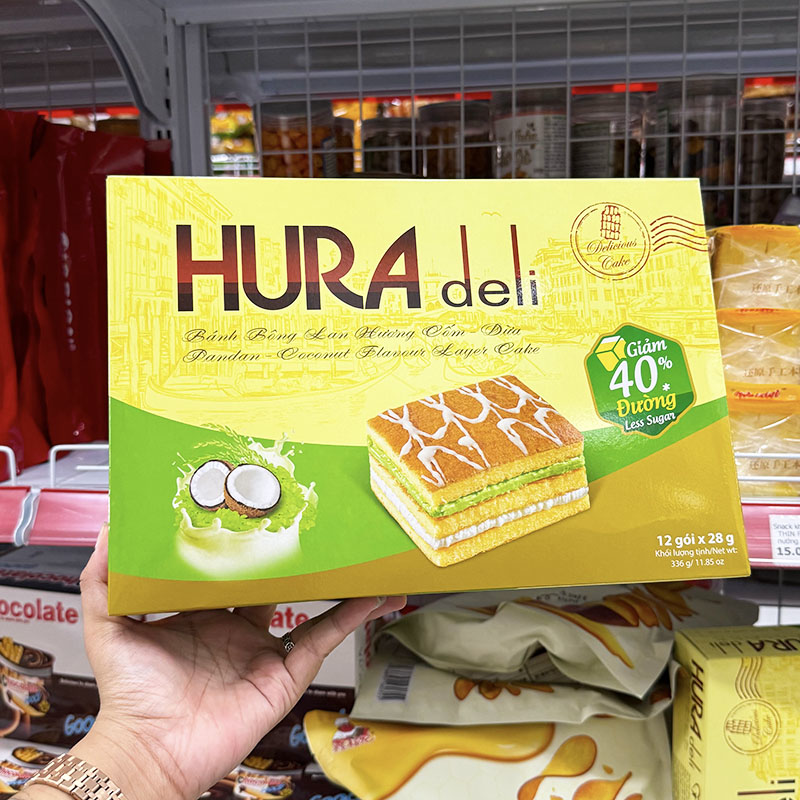 Mặt trước hộp bánh với hình minh họa lớp bánh kem cốm dừa