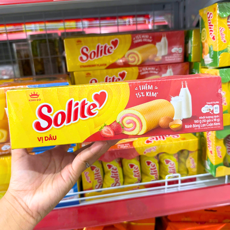 Mặt trước hộp bánh với thông tin vị dâu và quy cách 180g