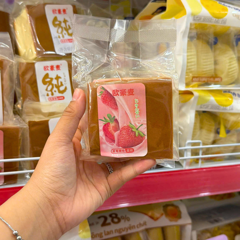Mặt trước gói bánh với nhãn vị dâu dễ nhận biết