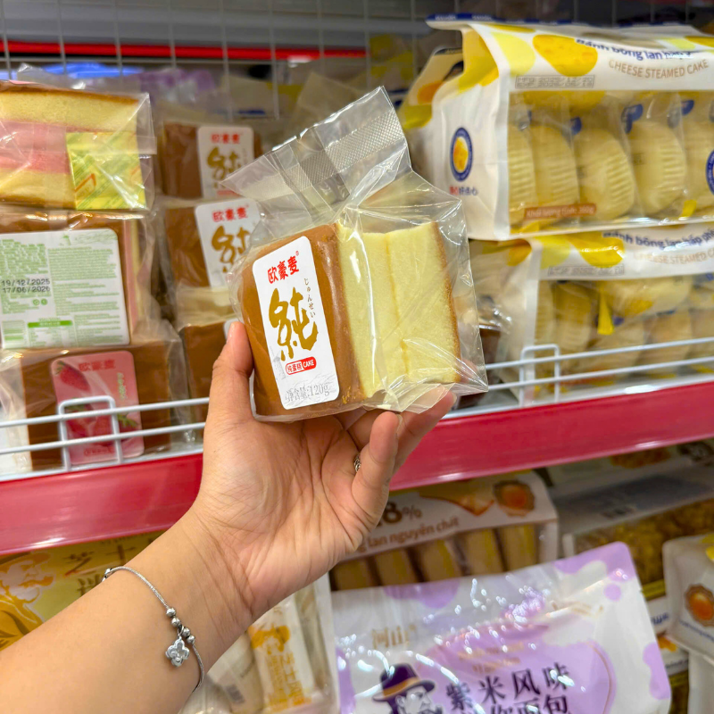 Phần cốt bánh mềm xốp nhìn rõ qua bao bì