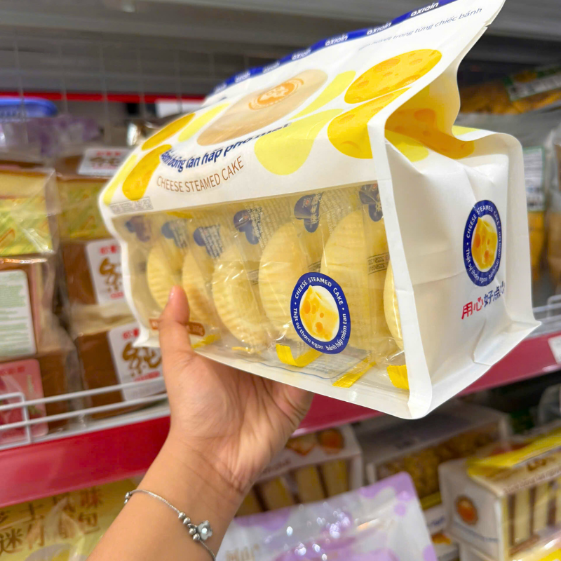 Góc nghiêng túi bánh cho thấy các bánh bên trong và thiết kế bao bì