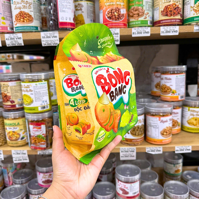 Hình ảnh bao bì cạnh bên thể hiện cấu trúc 4 lớp của bánh