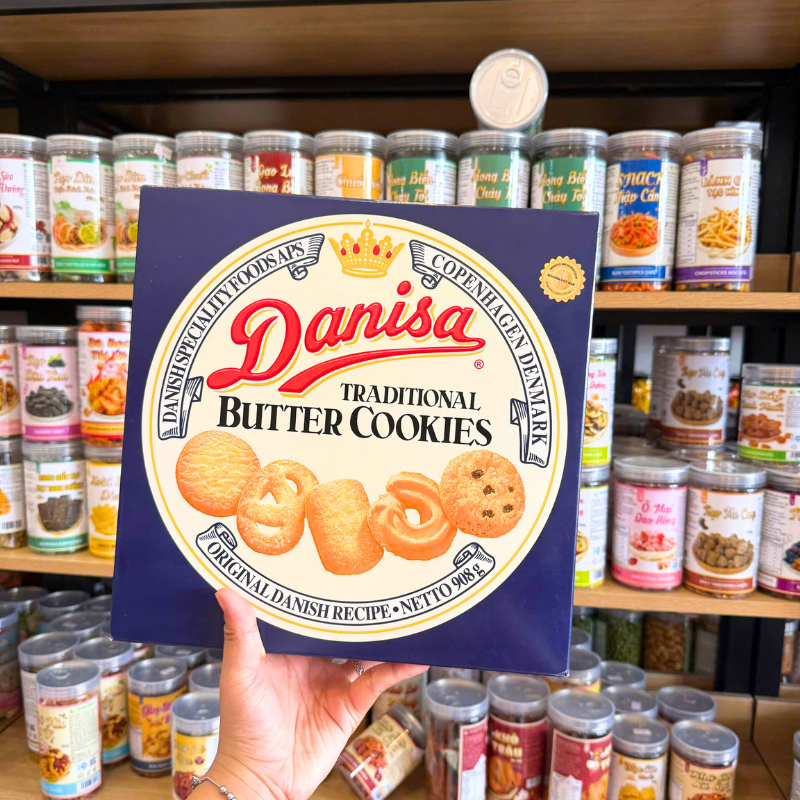 Mặt trước hộp vuông với tên dòng Traditional Butter Cookies và khối lượng 908g
