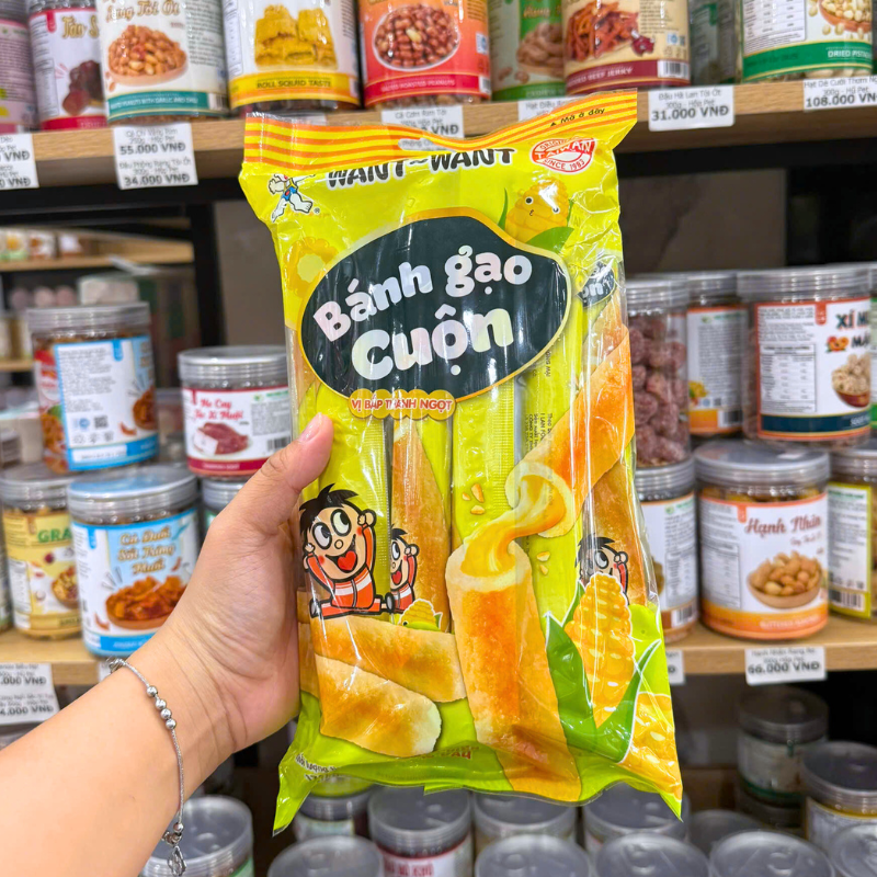 Mặt trước bao bì với hình ảnh bánh gạo cuộn vị bắp