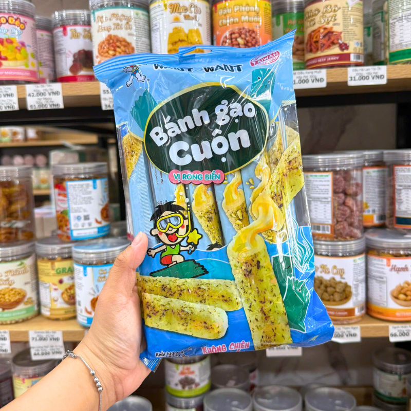 Mặt trước bao bì với hình bánh và vị rong biển