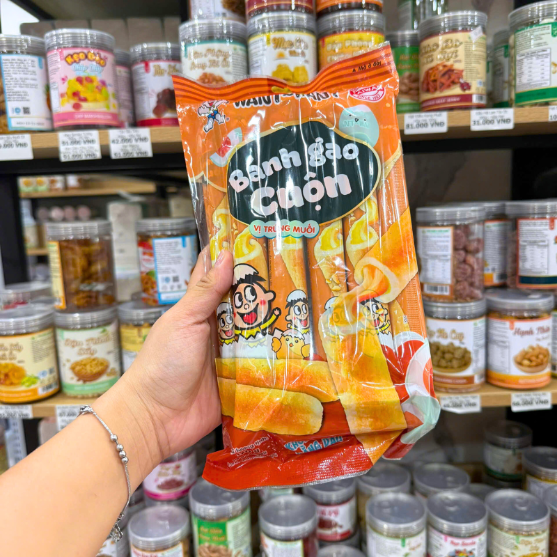Mặt trước bao bì với tên sản phẩm và hương vị trứng muối