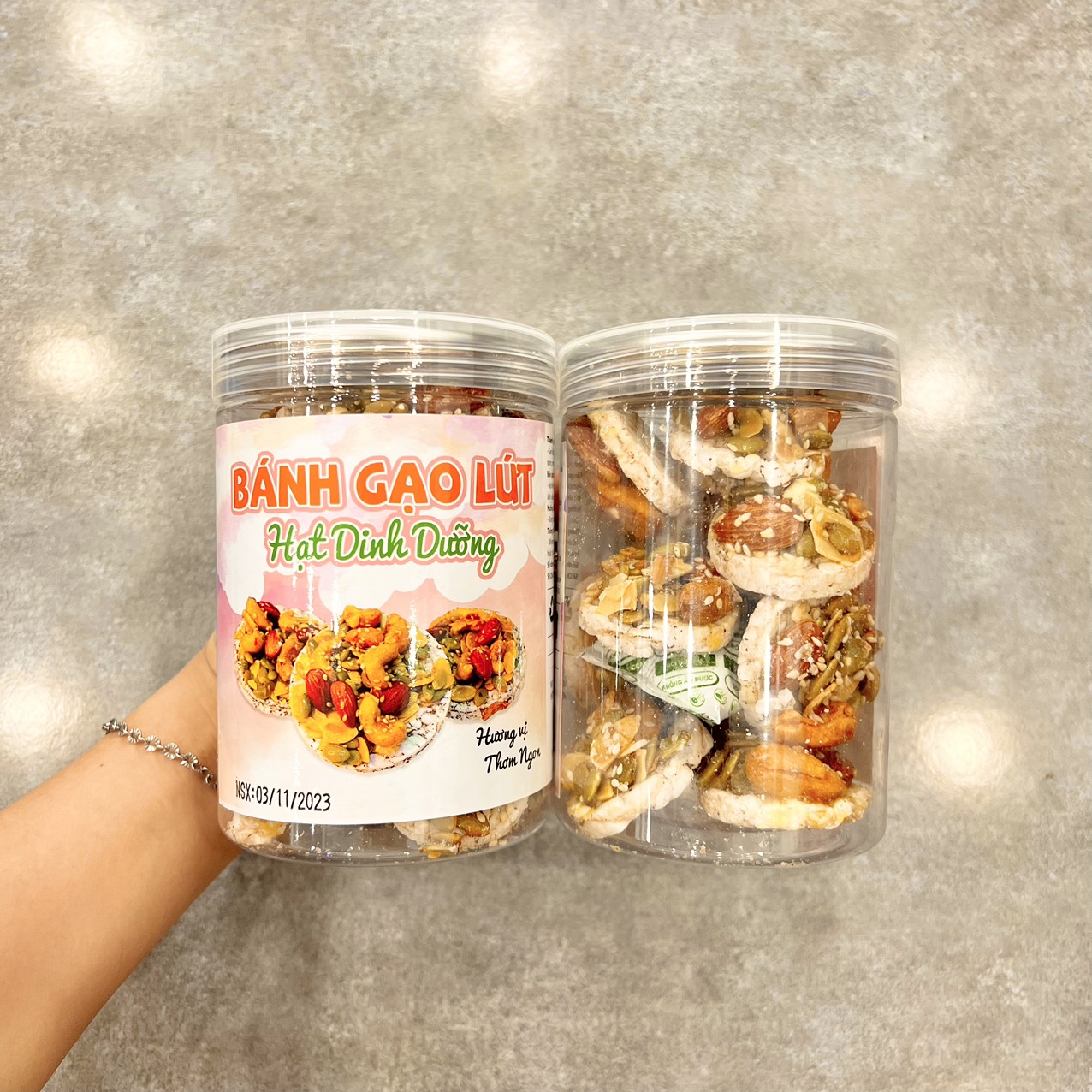 Hũ nhựa trong suốt giúp dễ quan sát lượng bánh bên trong