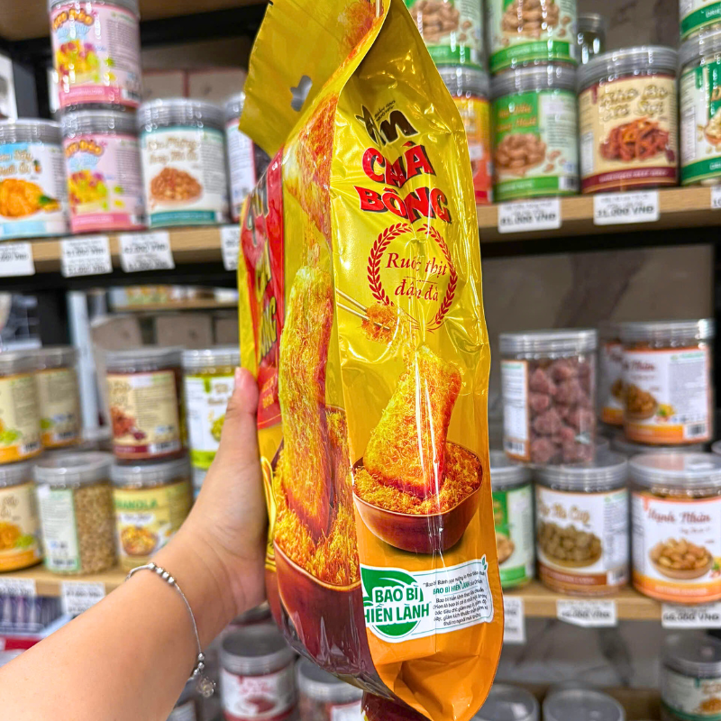 Góc cạnh bao bì và tem/nhãn thông tin ở mặt hông