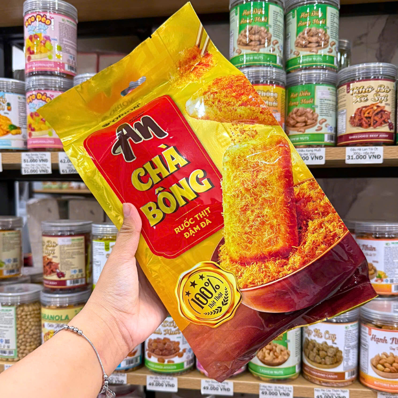 Hình dáng túi lớn dạng treo, thuận tiện trưng bày và cất giữ