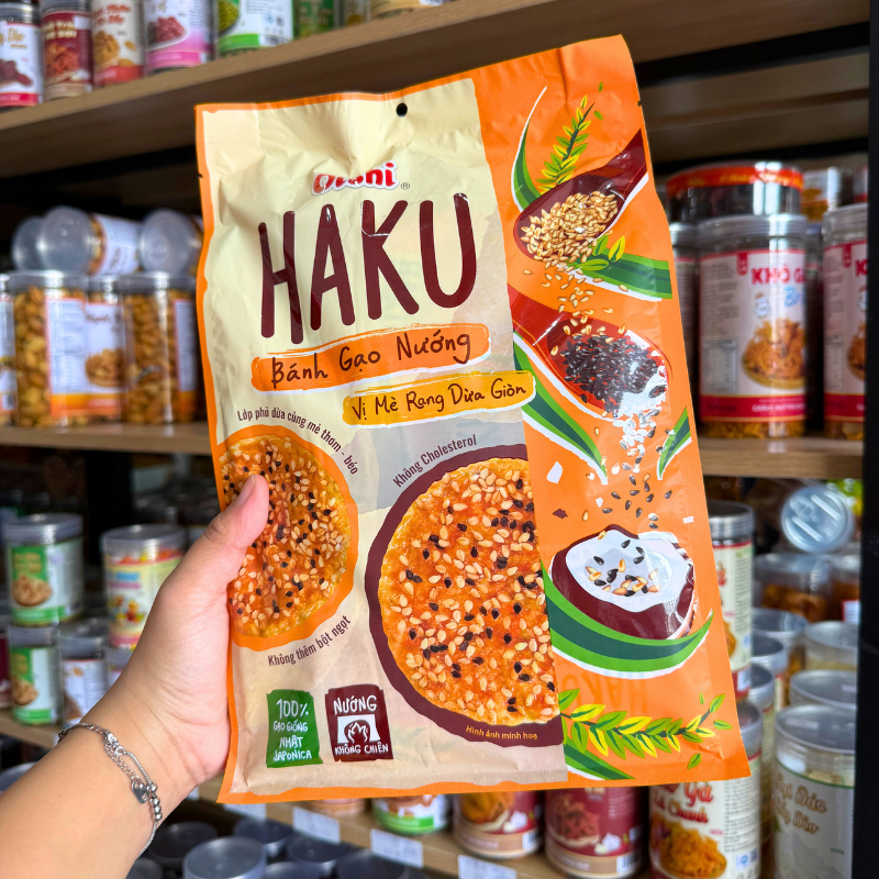 Mặt trước bao bì với tên vị mè rang dừa giòn và các điểm nhấn nổi bật