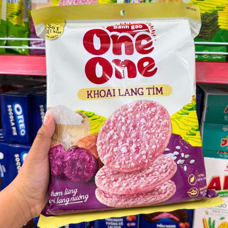 Mặt trước bao bì với hình bánh gạo và khoai lang tím