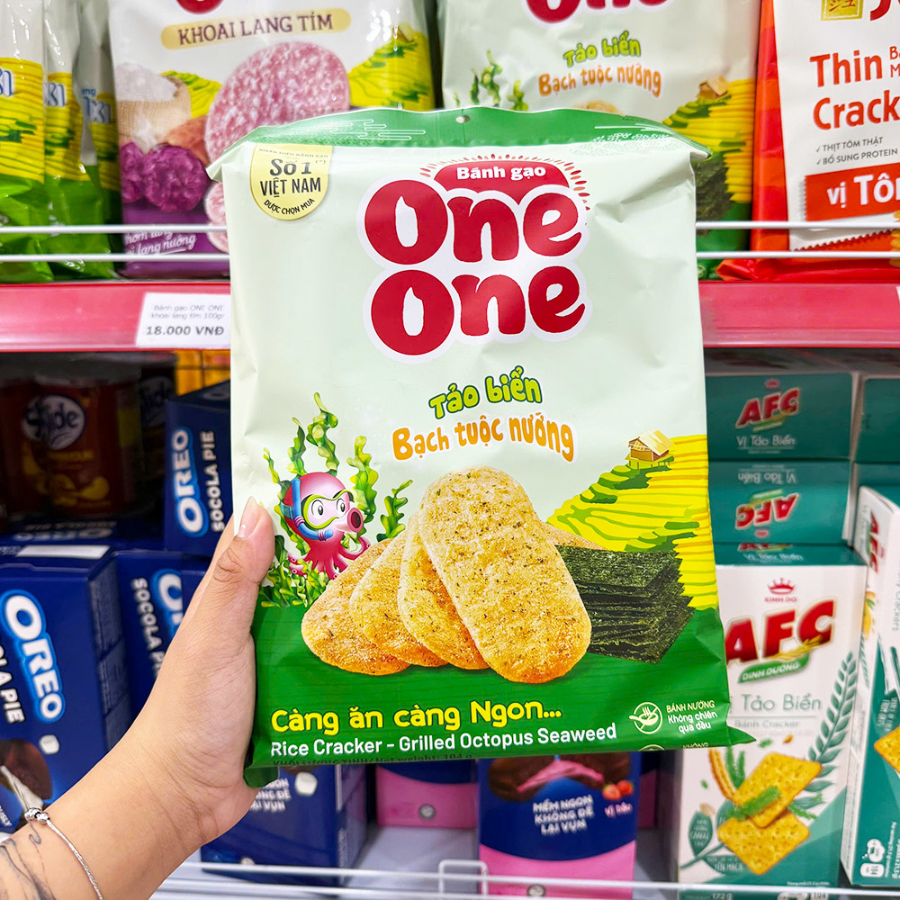 Mặt trước bao bì với hình bánh và vị tảo biển bạch tuộc nướng