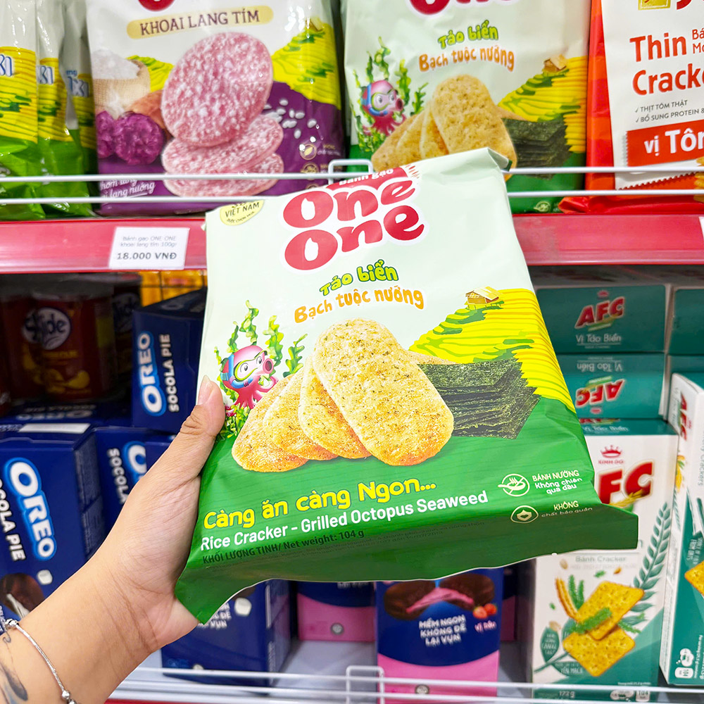 Bao bì thể hiện khối lượng tịnh 104g và đặc điểm bánh nướng