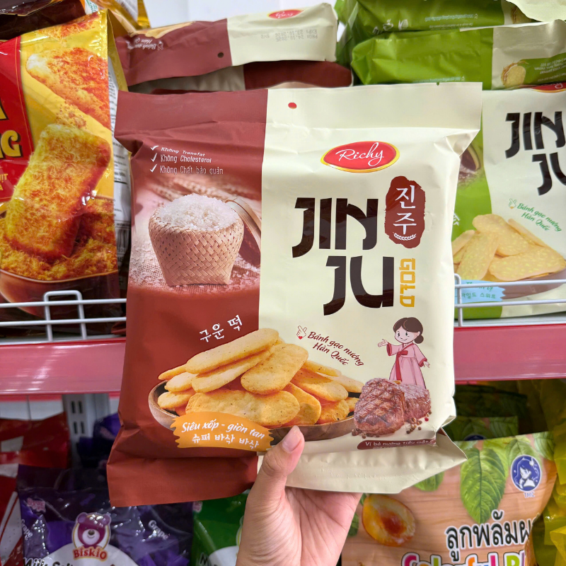 Mặt trước bao bì với hình ảnh bánh và vị bò nướng tiêu
