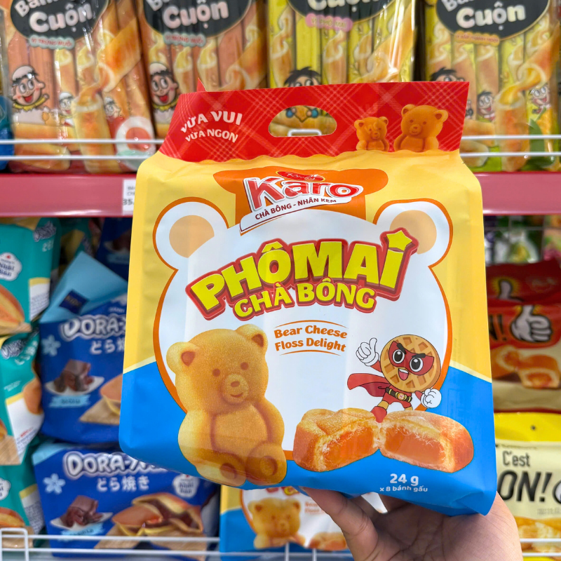 Mặt trước bao bì với tạo hình gấu và quy cách 8 bánh x 24g