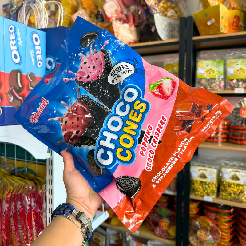 Mặt trước bao bì với hình minh họa vị socola và dâu tây