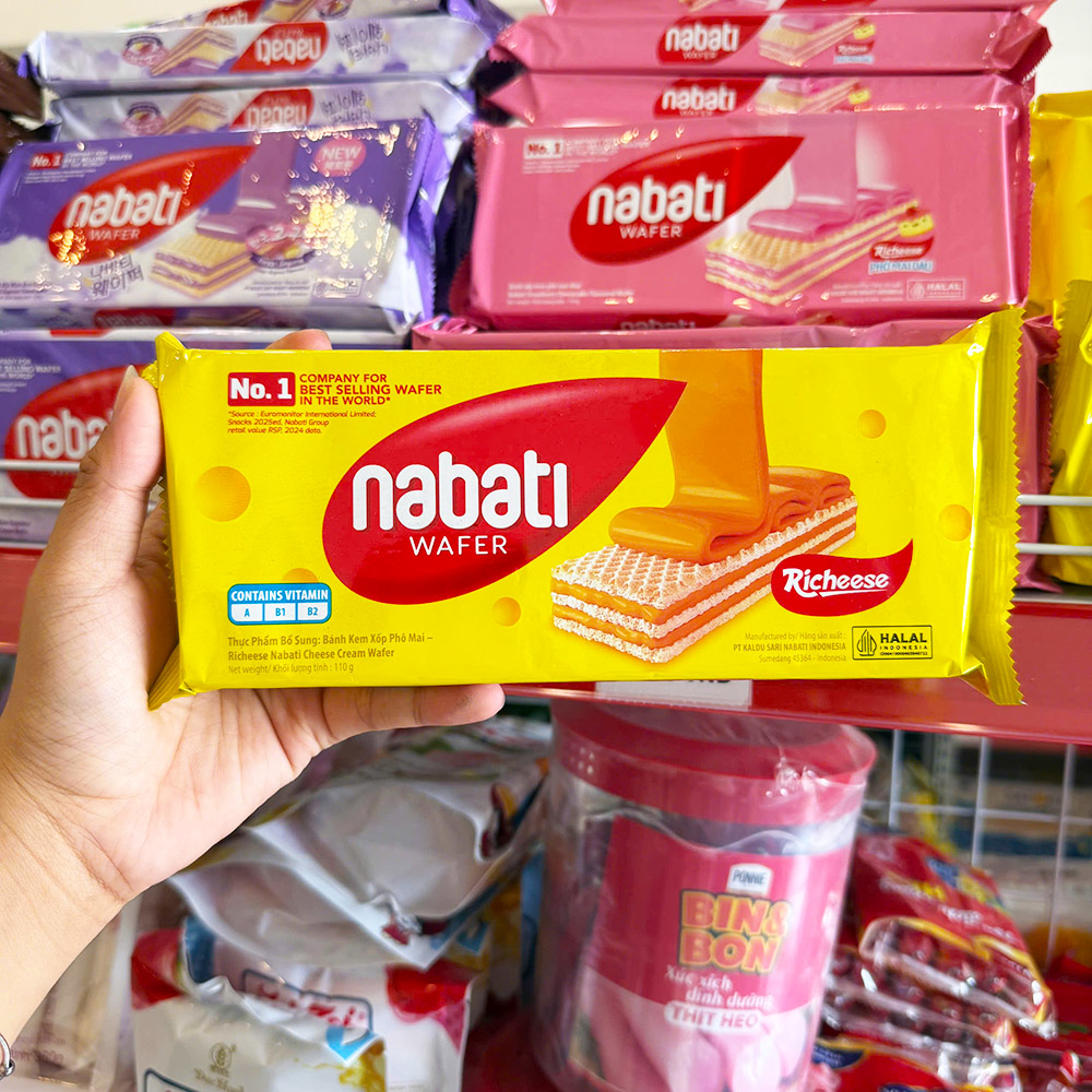 Mặt trước gói bánh màu vàng với tên vị Richeese